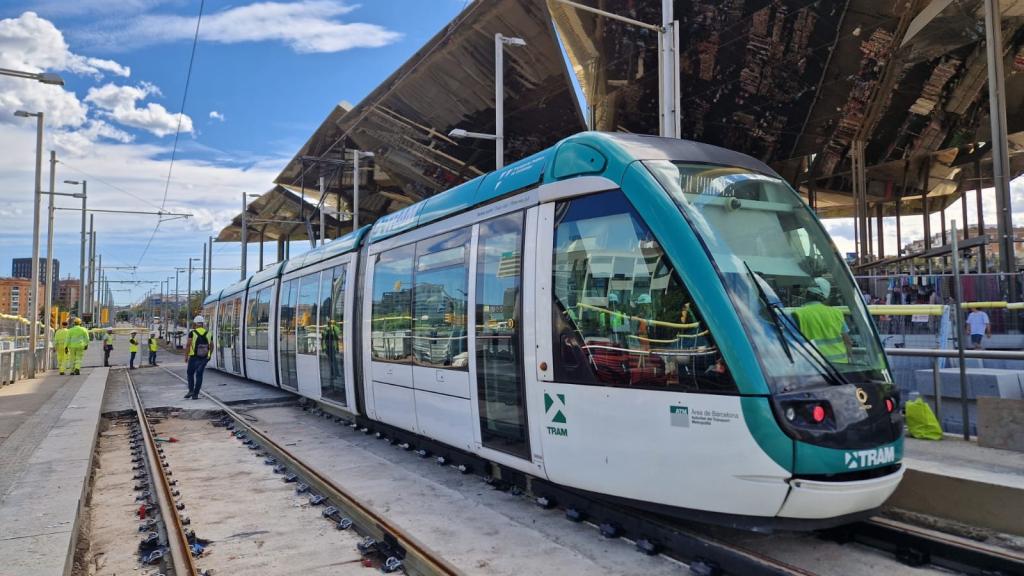 Un tranvía en pruebas circulando por la nueva parada Glòries de Barcelona