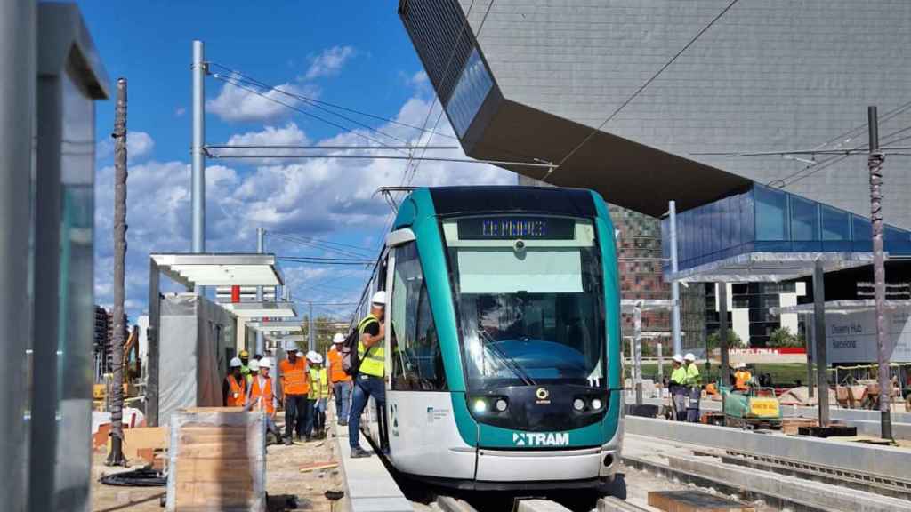 Un tranvía en pruebas circulando por la nueva parada Glòries de Barcelona
