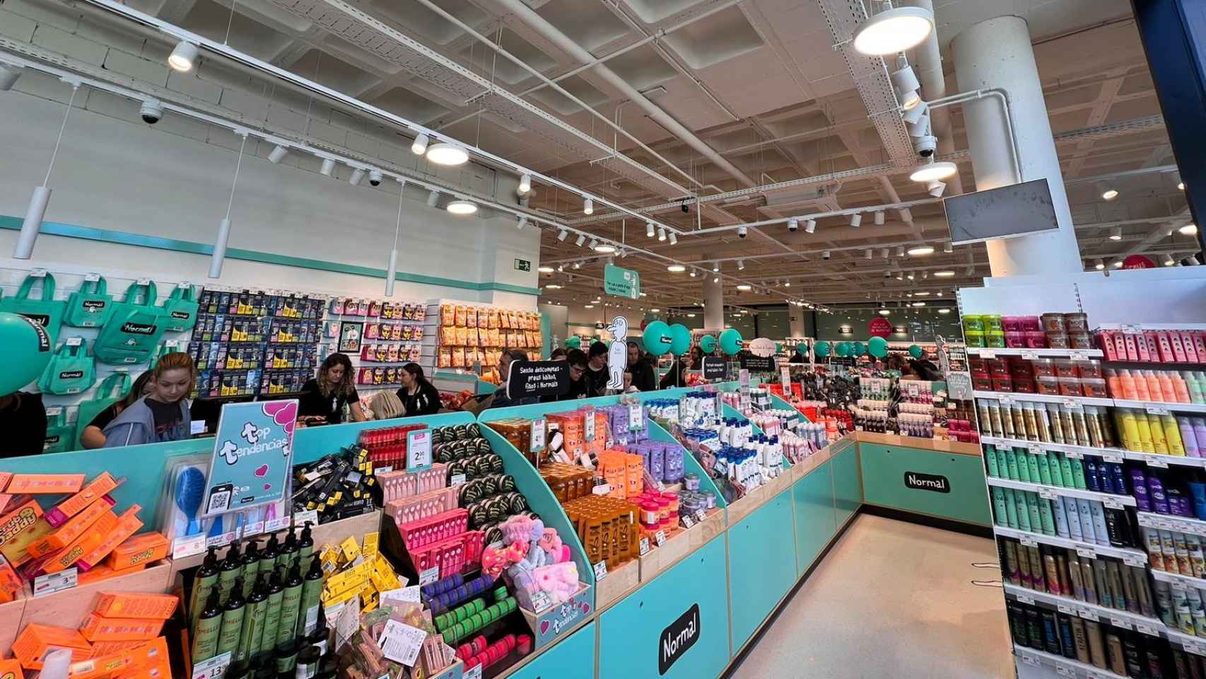 Interior de la nueva tienda de Normal, la droguería ‘low-cost’ que arrasa en Barcelona, en Westfield La Maquinista