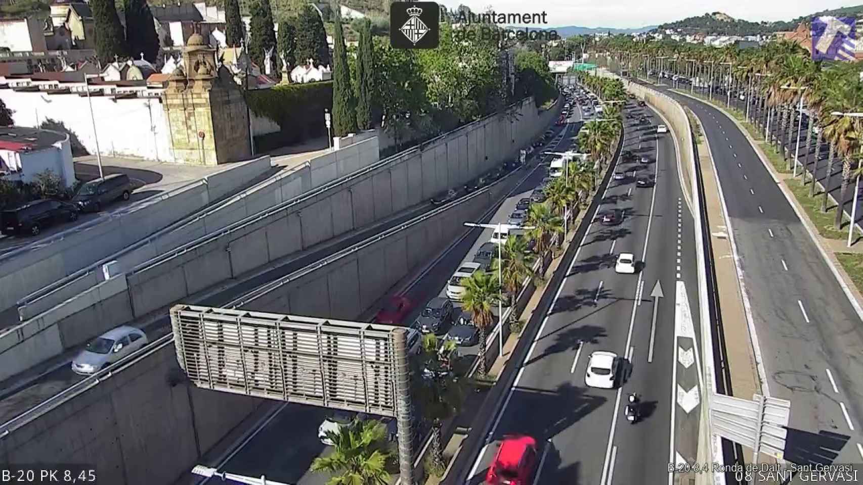 Atasco en la ronda de Dalt tras un accidente