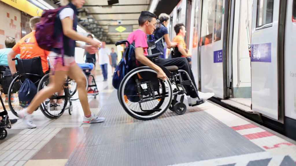 Usuarios en sillas de ruedas en el metro de Barcelona