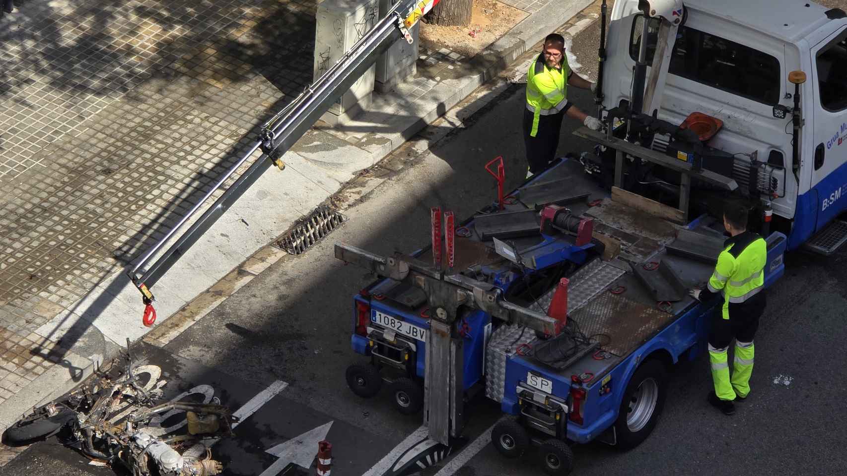 Una grúa municipal retira la motocicleta