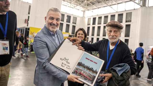 Jaume Collboni, alcalde de Barcelona, con el dibujante Mariscal