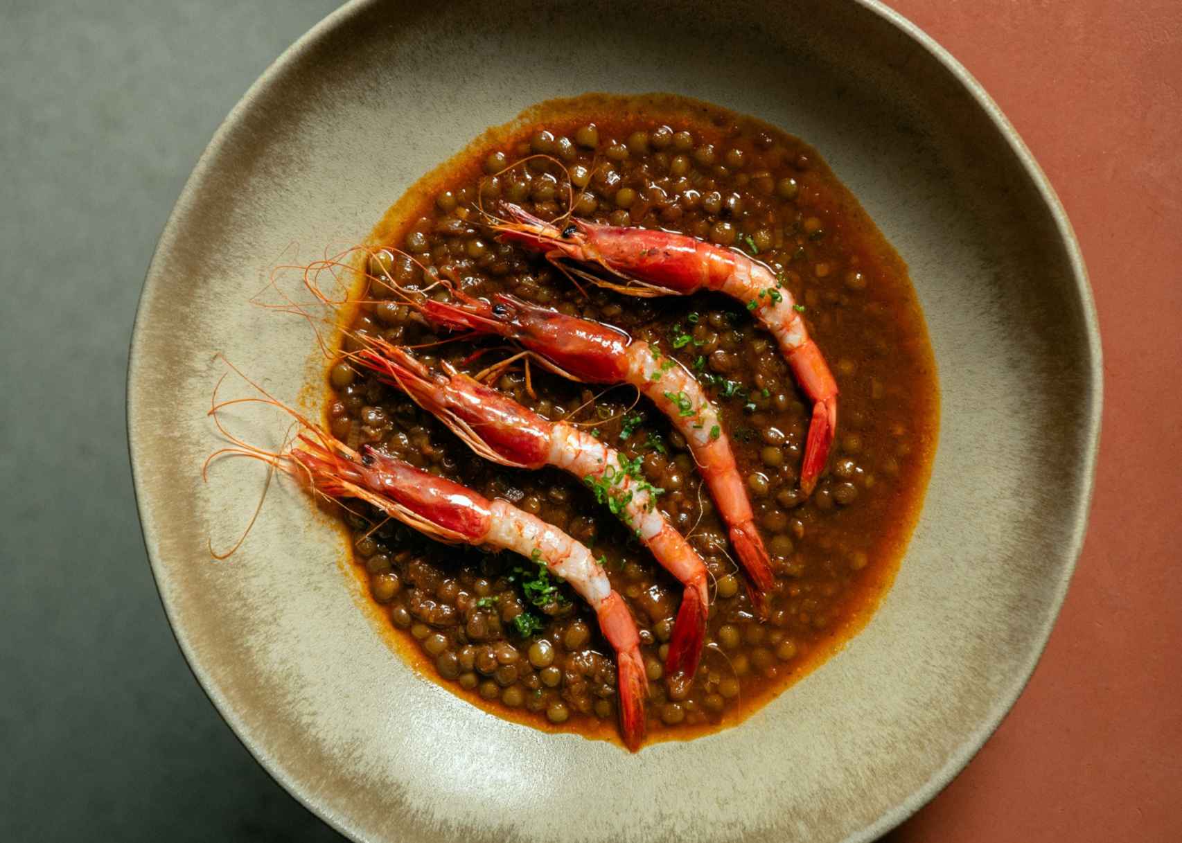 Plato de lentejas de recado marino de Jiribilla, el nuevo restaurante de Gerard Bellver en Barcelona