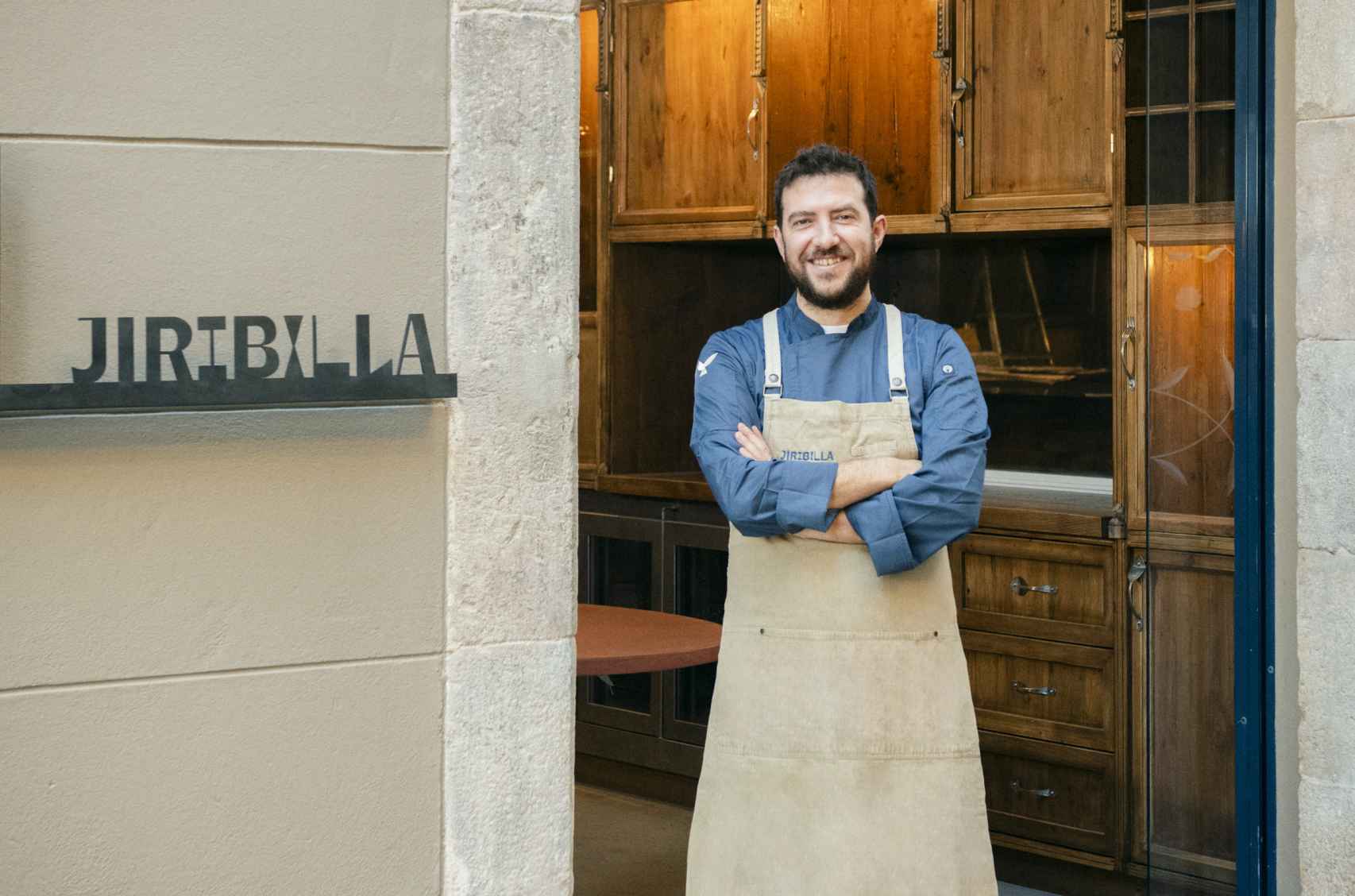 El chef barcelonés Gerard Bellver junto a Jiribilla, su nuevo restaurante en Sant Antoni