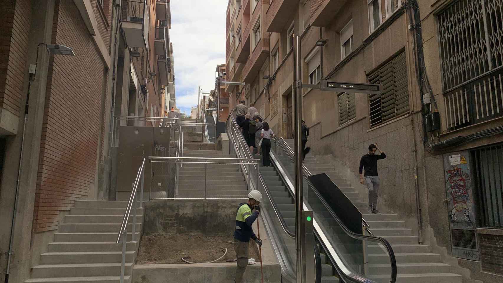 Las nuevas escaleras mecánicas reversibles en la calle Baixada de la Glòria de Barcelona