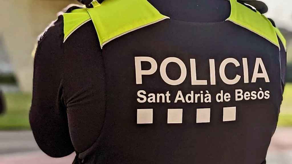 Un agente de la Policía Local de Sant Adrià