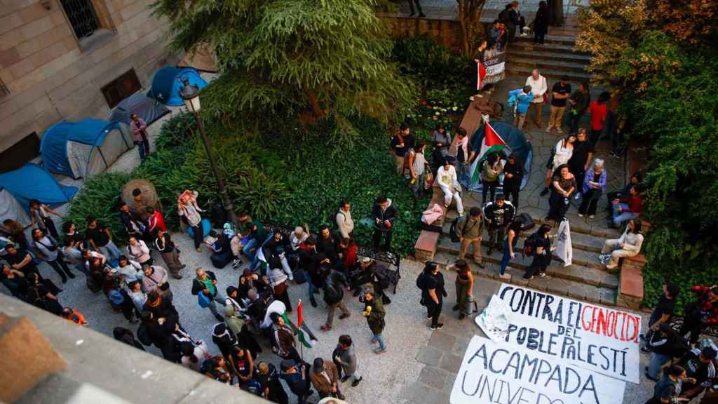 Varios estudiantes acampan en el Edifici Històric de la Universitat de Barcelona (UB)