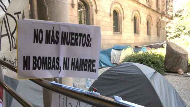 Los estudiantes acampados en el edificio histórico de la UB planean quedarse hasta las elecciones