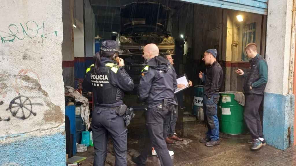 Actuación policial en un taller mecánico de Badalona