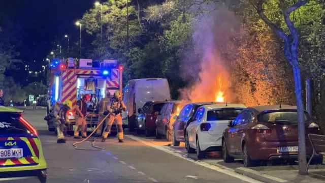 Un incendio quema dos coches en Gavà