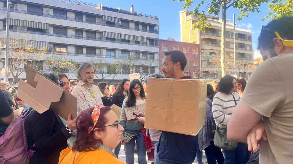 Profesores de Sant Adrià se manifiestan contra la violencia