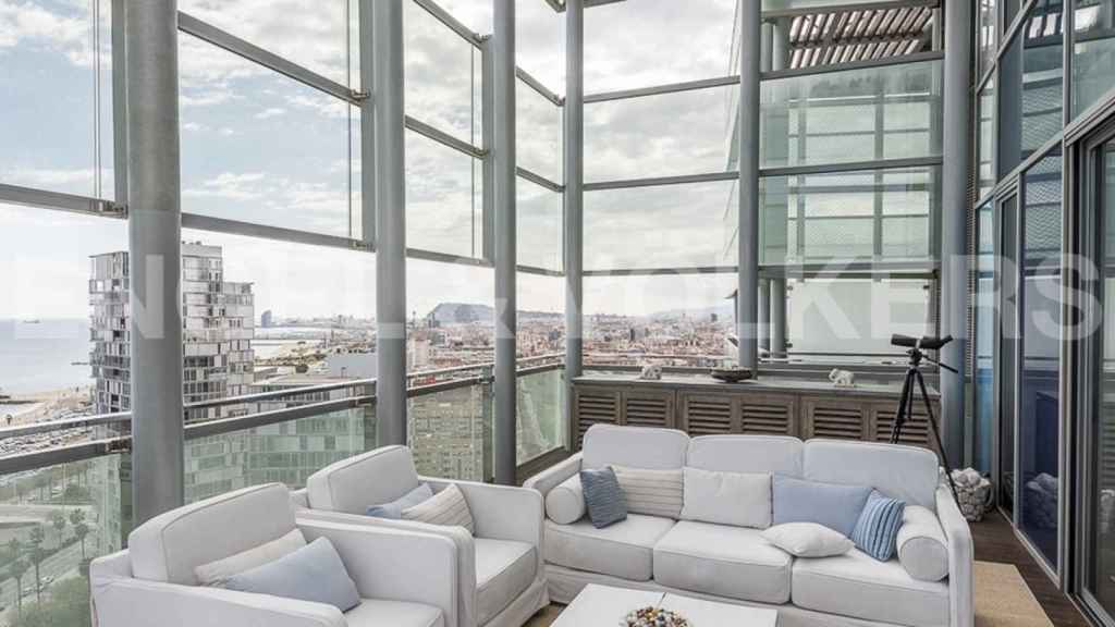 El ático dúplex con paredes de cristal y vistas increíbles de Barcelona