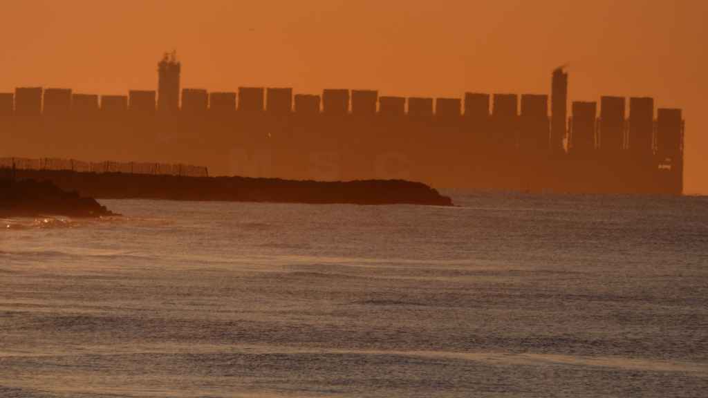 Un buque de mercancías de MSC fotografiado desde la playa de Gavà, que recuerda a un rascacielos