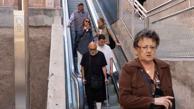 Vecinos de Gràcia utilizando las escaleras mecánicas de la Baixada de la Glòria