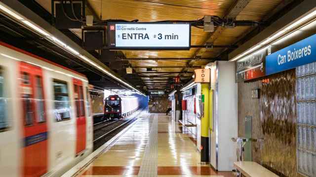 Una de las nuevas pantallas del metro de Barcelona, en la estación de Cornellà Centre