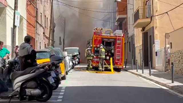 Los bomberos luchan para apagar el fuego en el Carmel