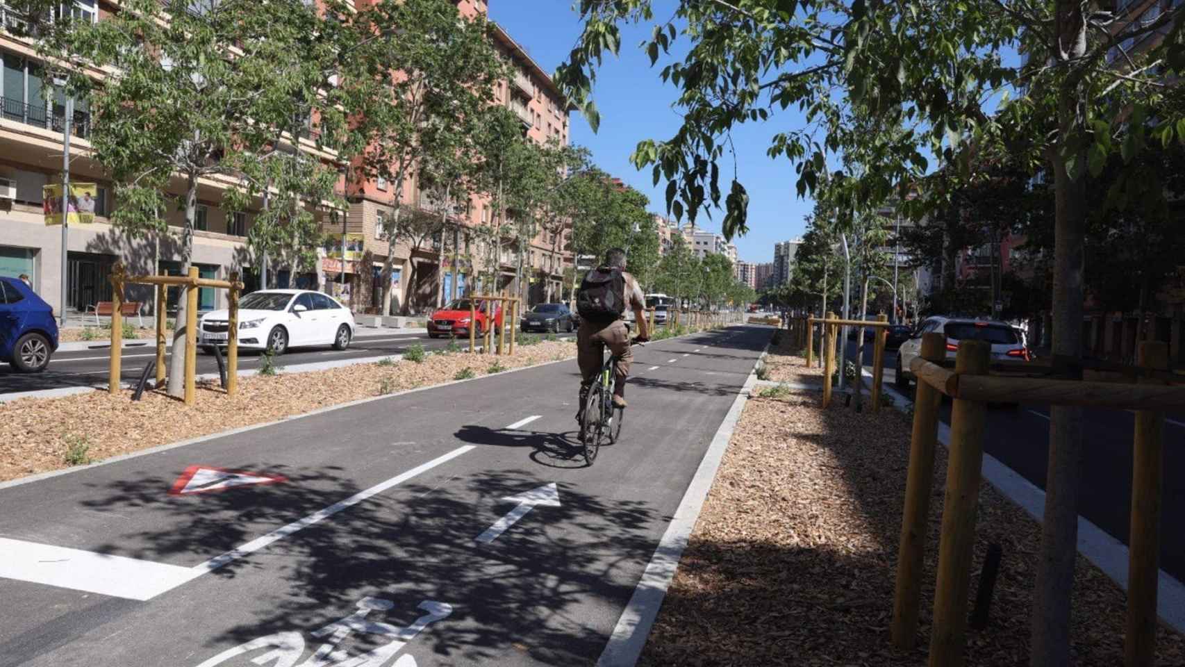 El nuevo carril bici de la avenida Meridiana de Barcelona