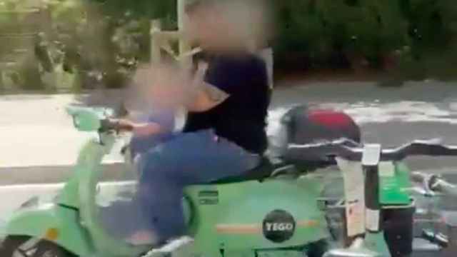 Una menor conduciendo una moto de alquiler sin casco