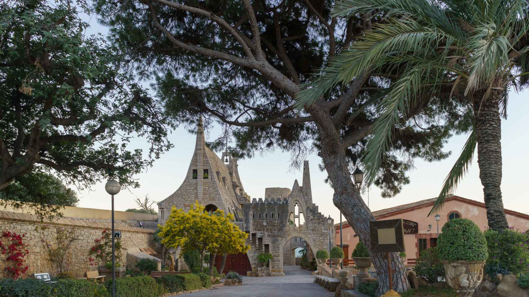 Las bodegas Güell, en el Garraf