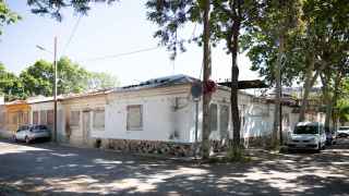 Las ruinas de las casas baratas del Bon Pastor, ocupadas a la espera de un derribo que no termina