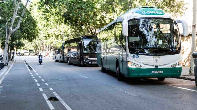 Autobuses turísticos de la calle Diputació de Barcelona, en La Monumental