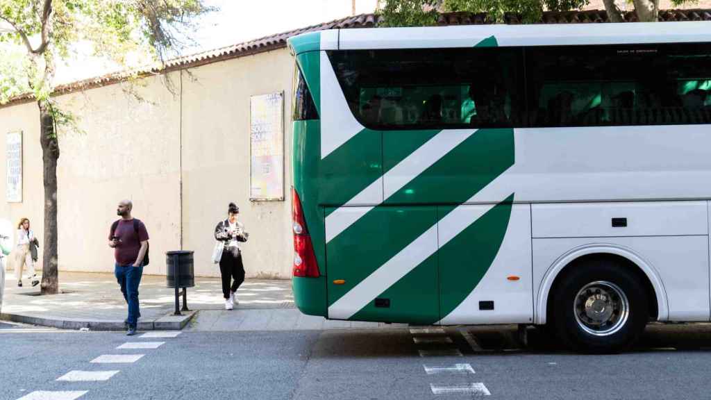 Autobús turístico mal estacionado en la calle Lepant con Diputació, delante de La Monumental