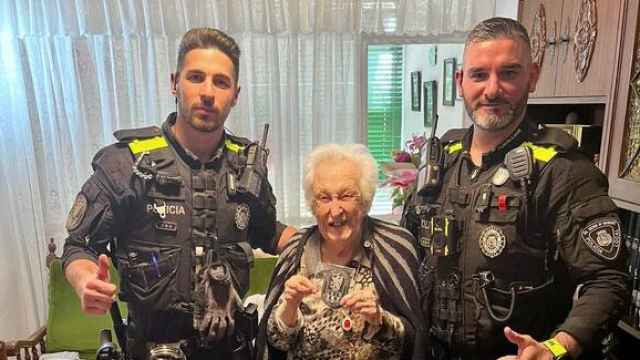 Los agentes de la Policía Local de Santa Coloma con Antonia, la anciana desubicada