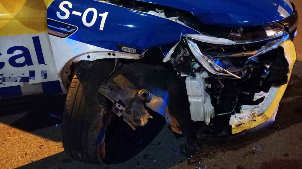 El coche de la Policía Local de Sant Adrià, siniestrado