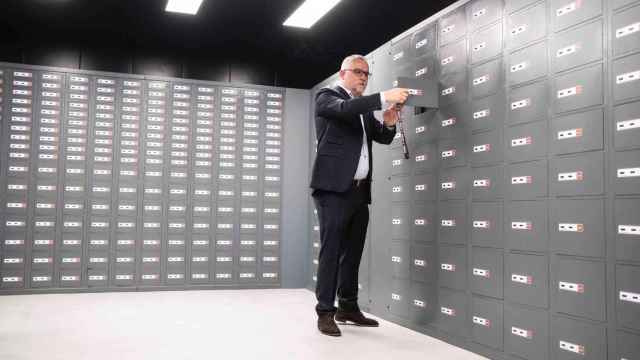 El director de Vaults Group, Seamus Fahy, abre una caja de seguridad en la cámara acorazada de Barcelona