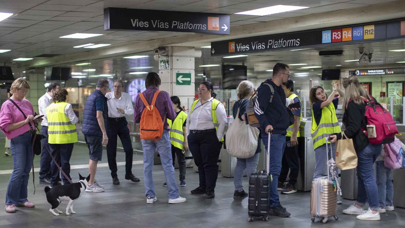 Pasajeros de Rodalies en una estación de Barcelona