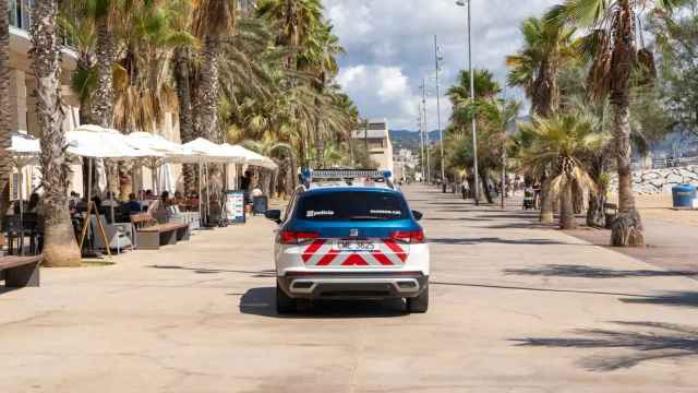 Un coche de Mossos d'Esquadra en el Passeig Marítim de Badalona