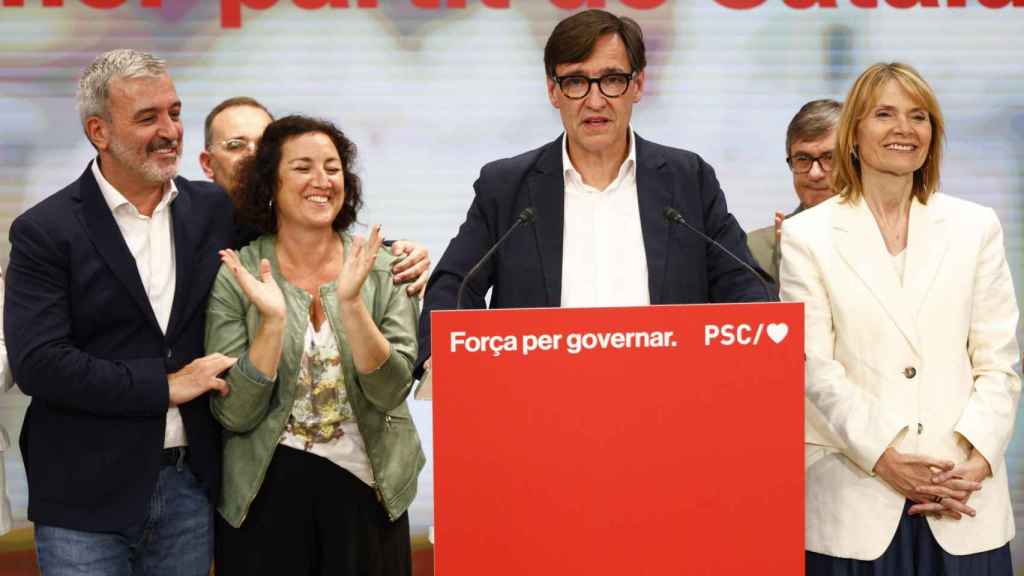 El candidato a la presidencia de la Generalitat por El PSC, Salvador Illa (3d), comparece ante los medios para valorar los resultados electorales, hoy domingo en Barcelona. El Partido Socialista ha ganado las elecciones con 42 escaños