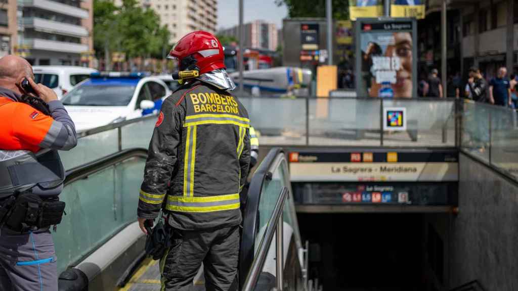 Un bombero en la estación de La Sagrera