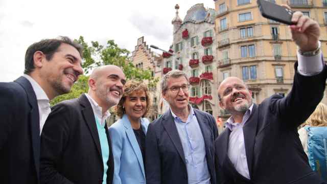 Daniel Sirera, concejal del PP en el Ayuntamiento de Barcelona, junto al candidato a las elecciones catalanas Alejandro Fernández, Alberto Núñez Feijóo, Manu Reyes y Dolors Montserrat
