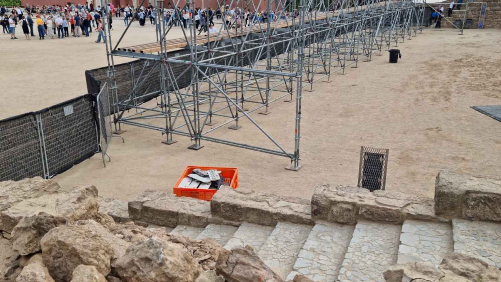 Un trozo destrozado de las escaleras del Park Güell