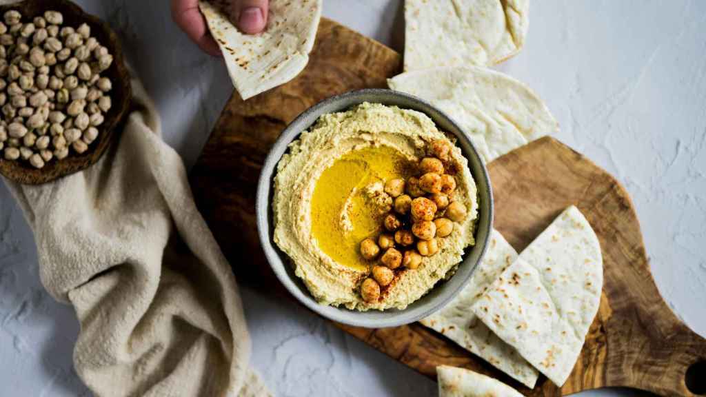 Un plato de hummus en una imagen de archivo