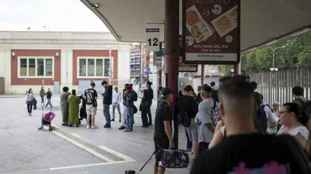 Varias personas en la estación de autobuses 'Fabra i Puig' por la avería de Rodalies, a 12 de mayo de 2024, en Barcelona