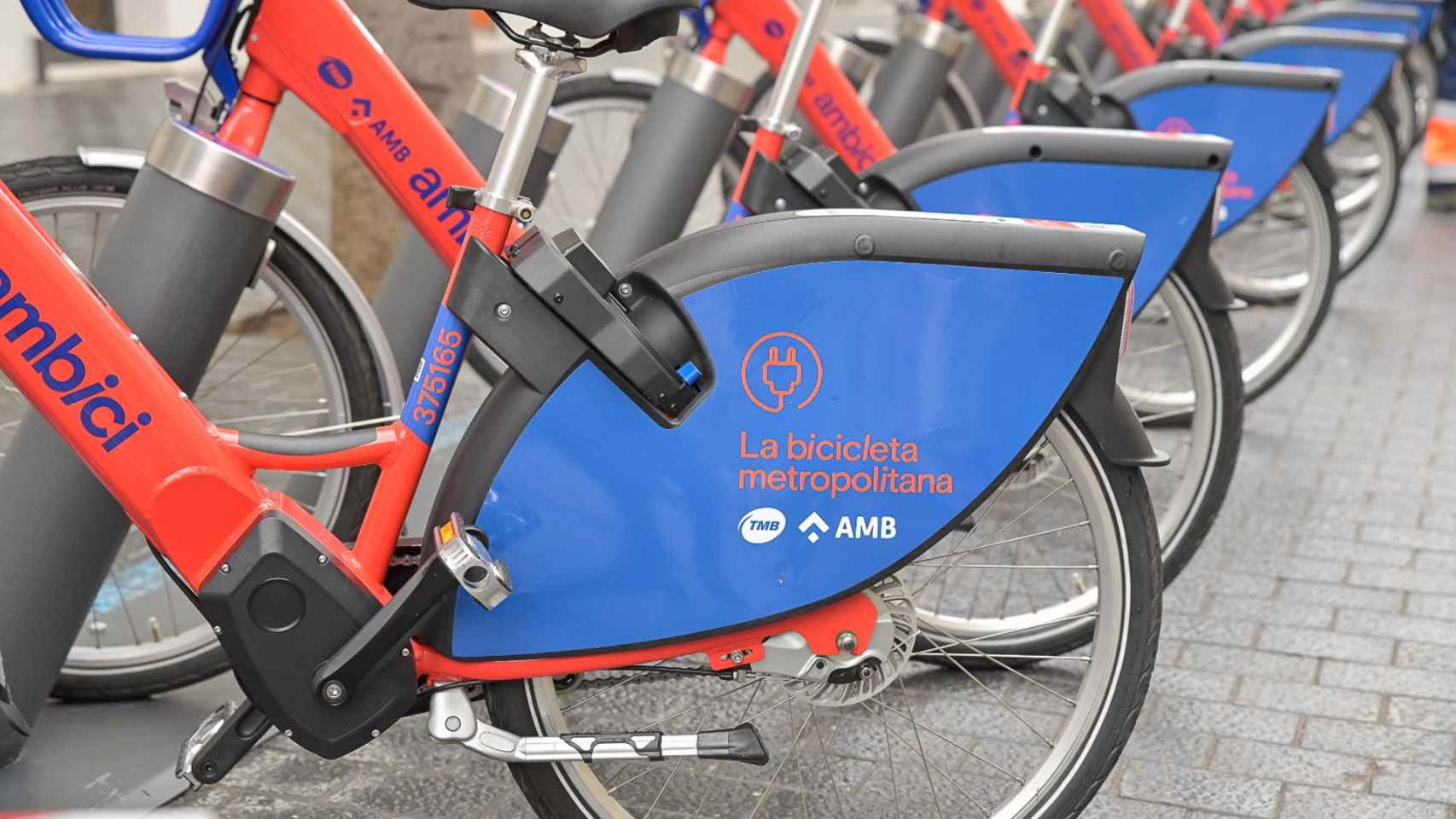 Bicicletas de AMBici aparcadas en una estación