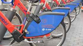 Bicicletas de AMBici aparcadas en una estación