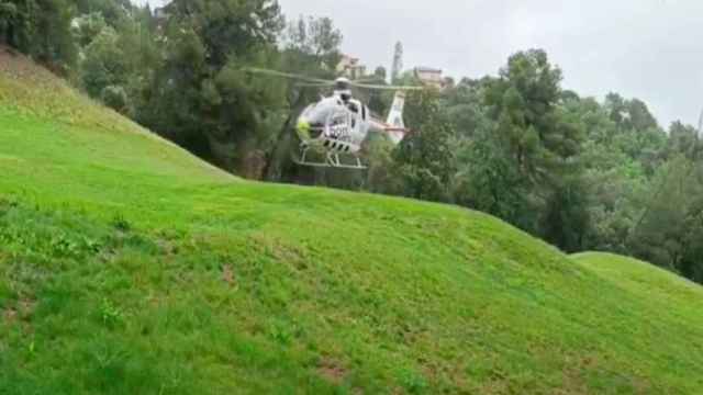Un helicóptero rescata a un hombre tras caerse por un campo de golf en Matadepera