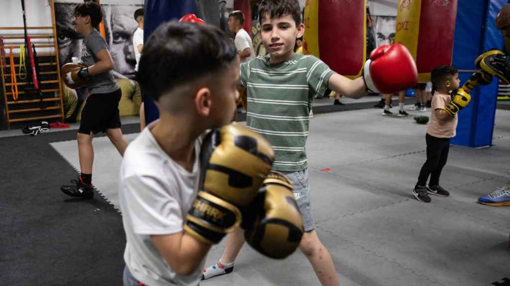 Niños entrenando boxeo en el gimnasio Boxing Saus de Cornellà