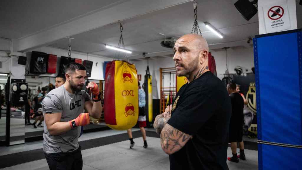 El propietario de Gym Boxing Saus, Juanma Serrato, en un entreno del club