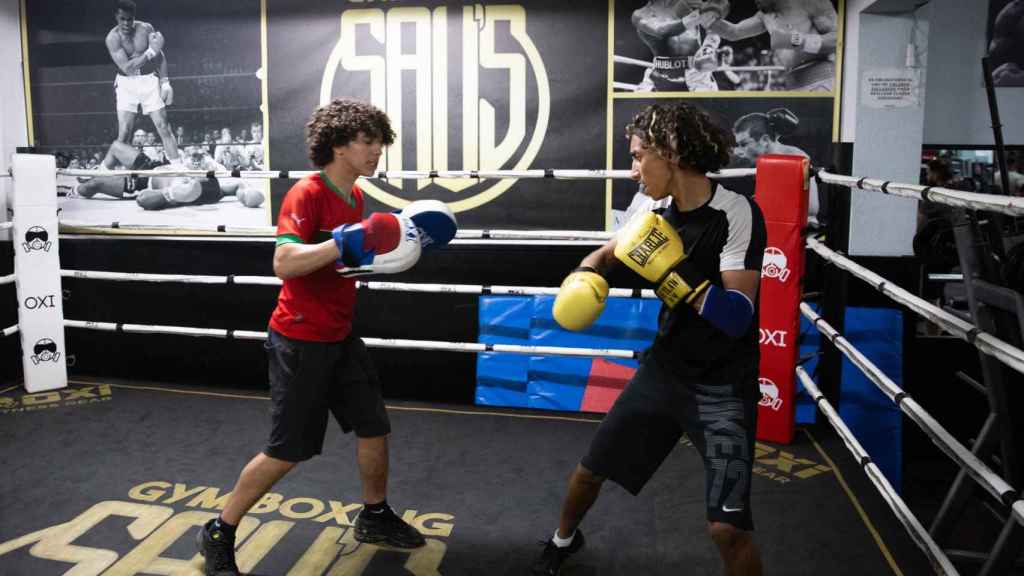 Mounir haciendo guantes con un compañero en el Gym Boxing Saus de Cornellà