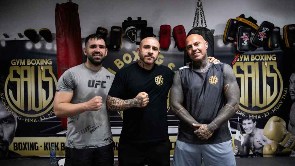 Juanma Serrato, en el medio, con los otros dos entrenadores del Gym Boxing Saus de Cornellà
