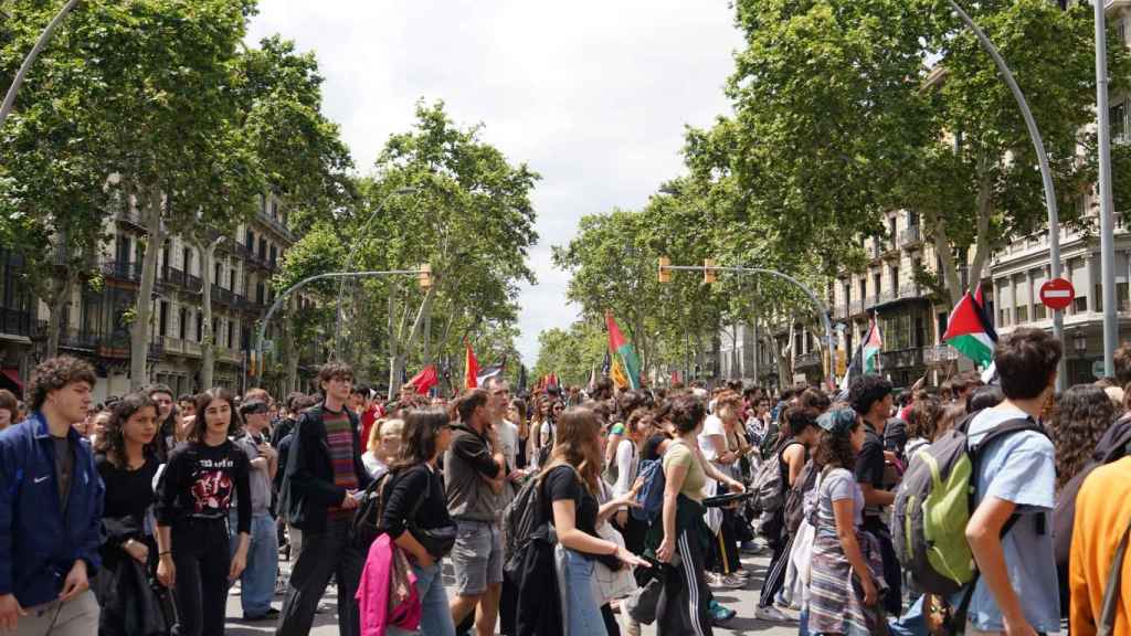 Centenares de estudiantes salen a la calle en favor de Palestina en Barcelona