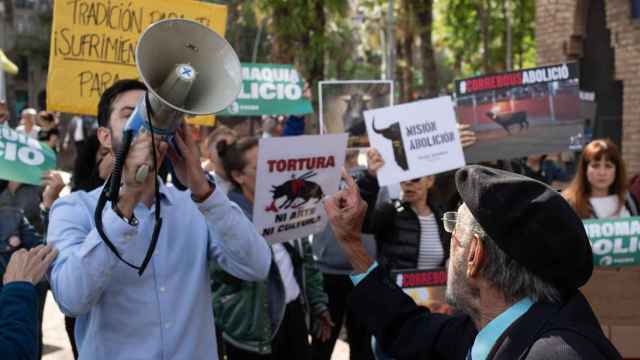 Decenas de proanimalistas protestan ante la Monumental de Barcelona contra el acto taurino