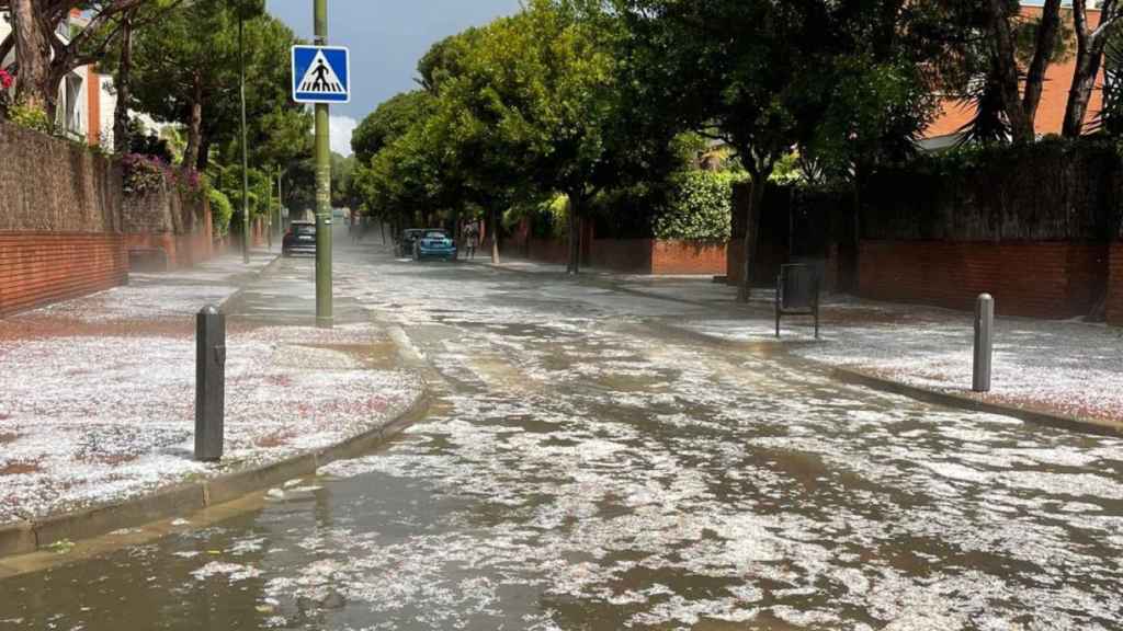 Las calles de Gavà durante el episodio de granizo