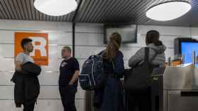 Usuarios de Rodalies en una estación de tren