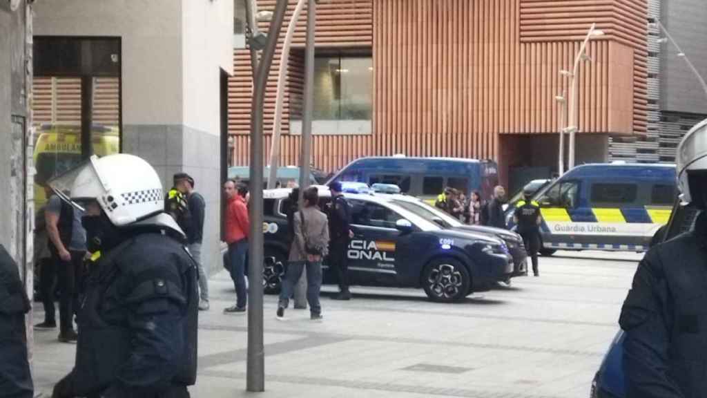 Agentes de la Guardia Urbana y la Policía Nacional durante el desalojo